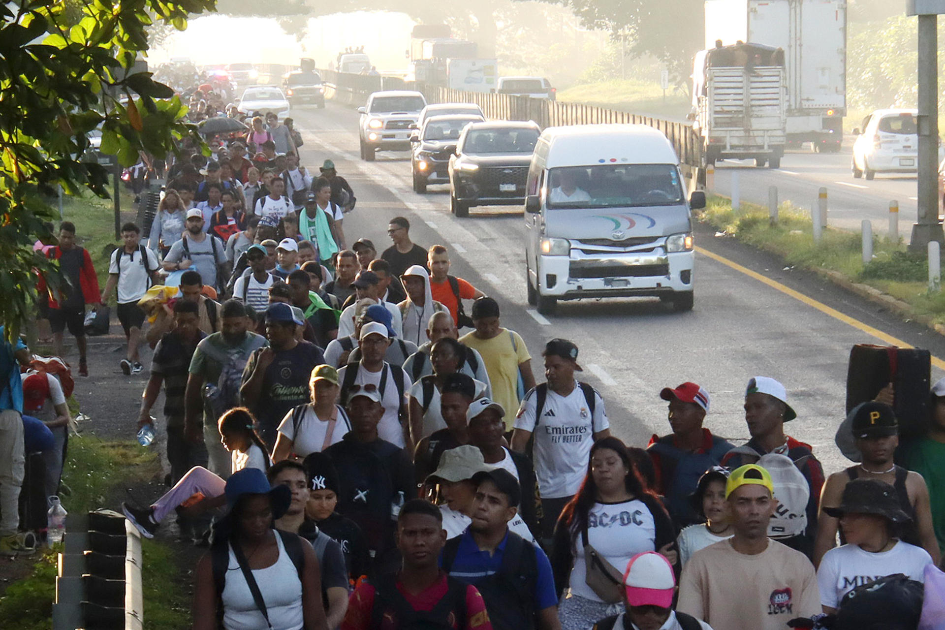 Migrantes caminan en caravana este miércoles, en el municipio de Tapachula en Chiapas (México). EFE/Juan Manuel Blanco