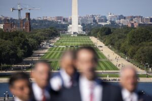 Cista desde el Capitolio de EE.UU. en Washington, DC,en una rueda de prensa luego de que el Gobierno de EE.UU. se cerrara por primera vez en seis años después de que el Congreso no lograra aprobar un proyecto de ley de financiación. EFE/JIM LO SCALZO
//////////
