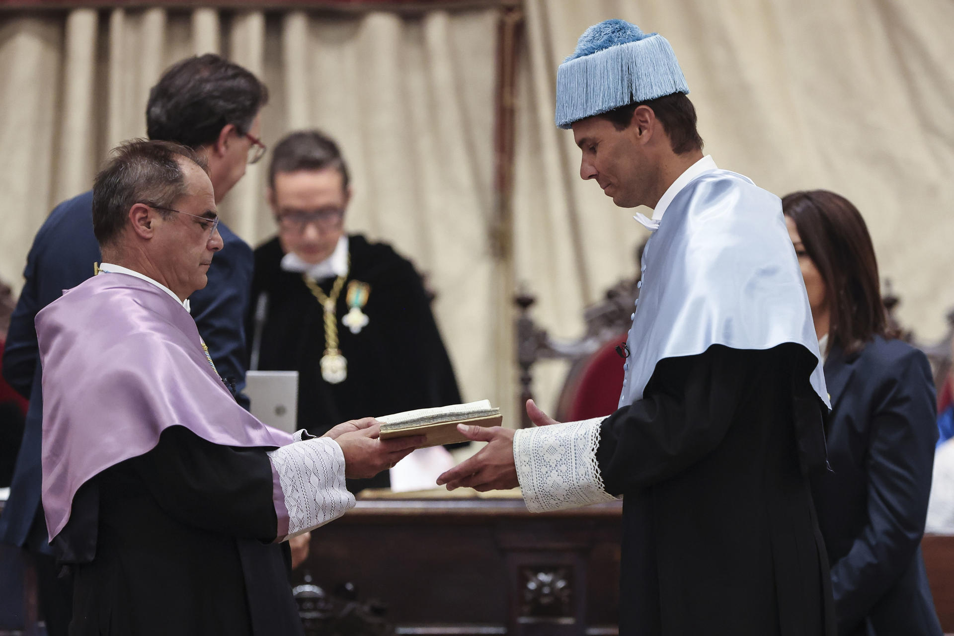 El tenista Rafa Nadal es investido como doctor honoris causa por la Universidad de Salamanca, que ha justificado esta distinción por considerarlo un ejemplo de valores como la disciplina, el trabajo en equipo, la humildad, la sencillez, la perseverancia y el espíritu de superación, entre otros. EFE/ JMGARCIA
