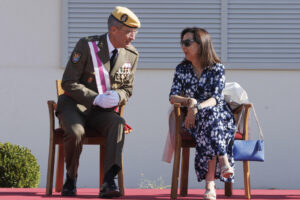 La ministra de Defensa, Margarita Robles, junto al teniente general jefe de la UME, Francisco Javier Marcos Izquierdo, durante el acto de conmemoración este sábado del XX Aniversario de la Unidad Militar Emergencias (UME) en la Base Aérea de Torrejón (Madrid). EFE/Sergio Pérez