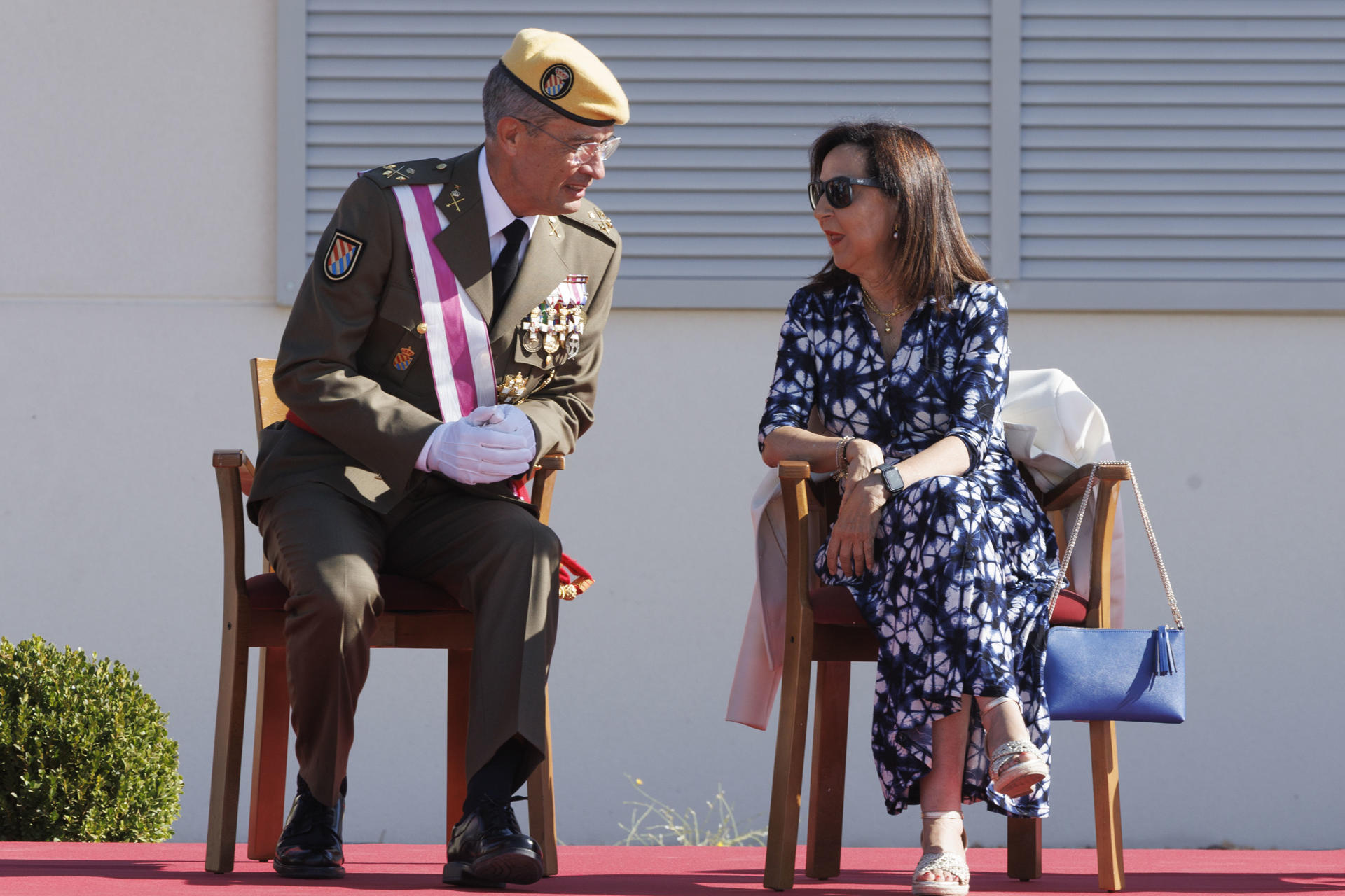 La ministra de Defensa, Margarita Robles, junto al teniente general jefe de la UME, Francisco Javier Marcos Izquierdo, durante el acto de conmemoración este sábado del XX Aniversario de la Unidad Militar Emergencias (UME) en la Base Aérea de Torrejón (Madrid). EFE/Sergio Pérez