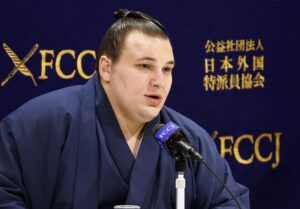 El luchador de sumo ucraniano Aonishi, durante la conferencia de prensa que dio en el Club de Corresponsales Extranjeros de Japón en Tokio, EFE/EPA/FRANCK ROBICHON