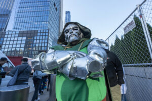 Una persona posa con su cosplay durante la Comic Con este jueves, en una calle de Nueva York (Estados Unidos). EFE/ Ángel Colmenares