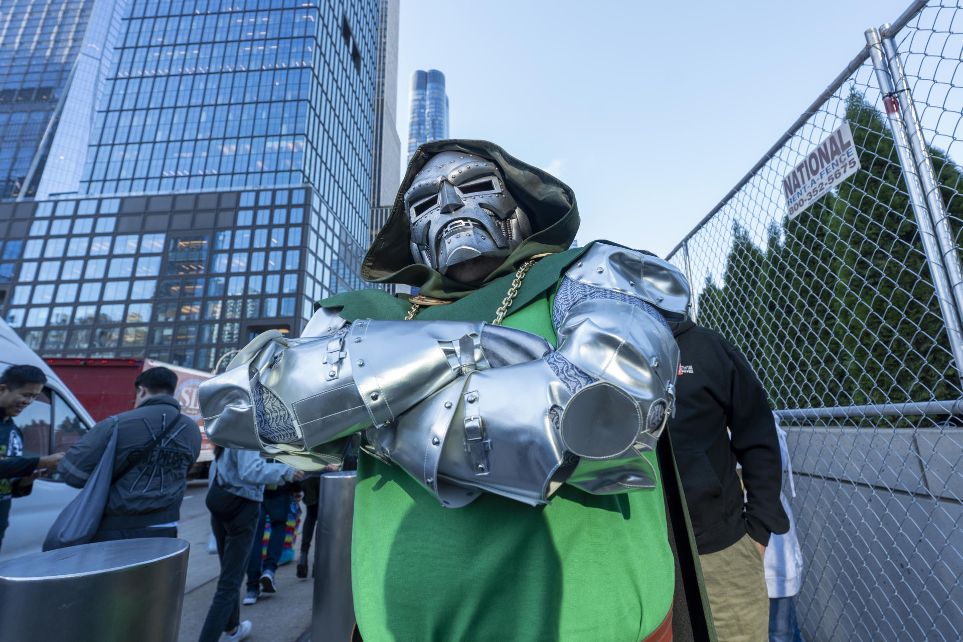 Una persona posa con su cosplay durante la Comic Con este jueves, en una calle de Nueva York (Estados Unidos). EFE/ Ángel Colmenares