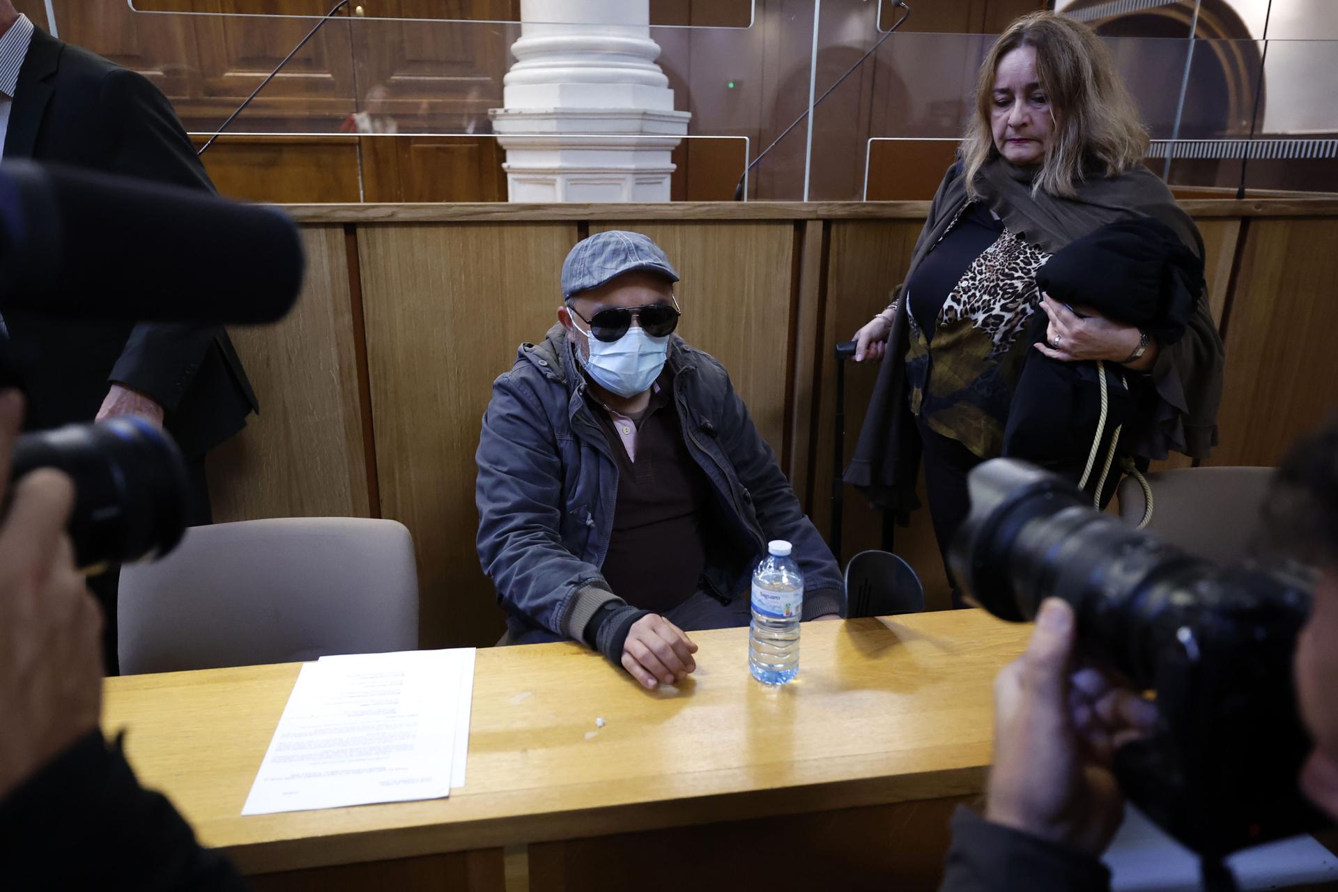 El demandado Husamettin Dogan (C), que apela su condena, aparece en el tribunal penal de Gard, en Nimes, Francia, 06 de octubre de 2025. Un juicio de apelación que involucra a uno de los acusados condenados por las violaciones masivas cometidas contra Gisele Pelicot será escuchado por el tribunal del 06 al 09 de octubre. (Francia) EFE/EPA/GUILLAUME HORCAJUELO
