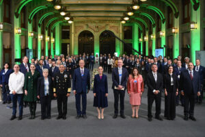 Fotografía cedida por la Presidencia de México de su mandataria, Claudia Sheinbaum (c), posando con integrantes del Foro Económico Mundial este miércoles, en el Palacio Nacional, en Ciudad de México (México).EFE/ Presidencia de México /SOLO USO EDITORIAL/ NO VENTAS/ SOLO DISPONIBLE PARA ILUSTRAR LA NOTICIA QUE ACOMPAÑA (CRÉDITO OBLIGATORIO)
