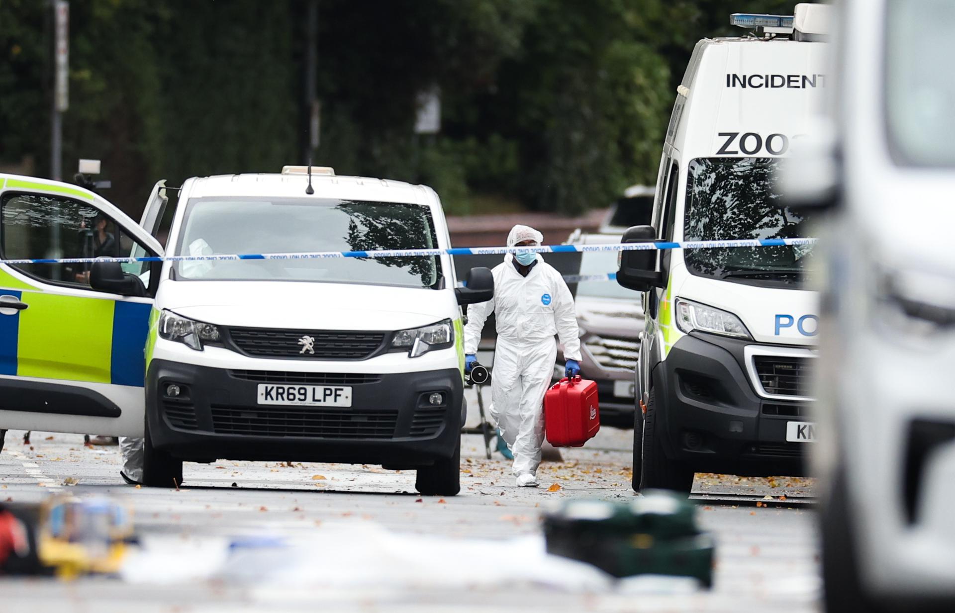 Agentes de la Policía Científica trabajan en el lugar de un mortal ataque terrorista en Manchester, Reino Unido, 03 de octubre de 2025. Dos personas murieron tras un ataque con un coche y apuñalamiento en una sinagoga de Manchester el 02 de octubre, y el atacante, identificado como el ciudadano británico de 35 años Jihad Al-Shamie, fue abatido por la policía. (Reino Unido) EFE/EPA/ADAM VAUGHAN
