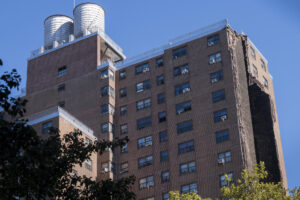 Fotografía que muestra el derrumbe parcial de un edificio este miércoles, en el distrito de El Bronx en Nueva York (Estados Unidos). EFE/ Ángel Colmenares