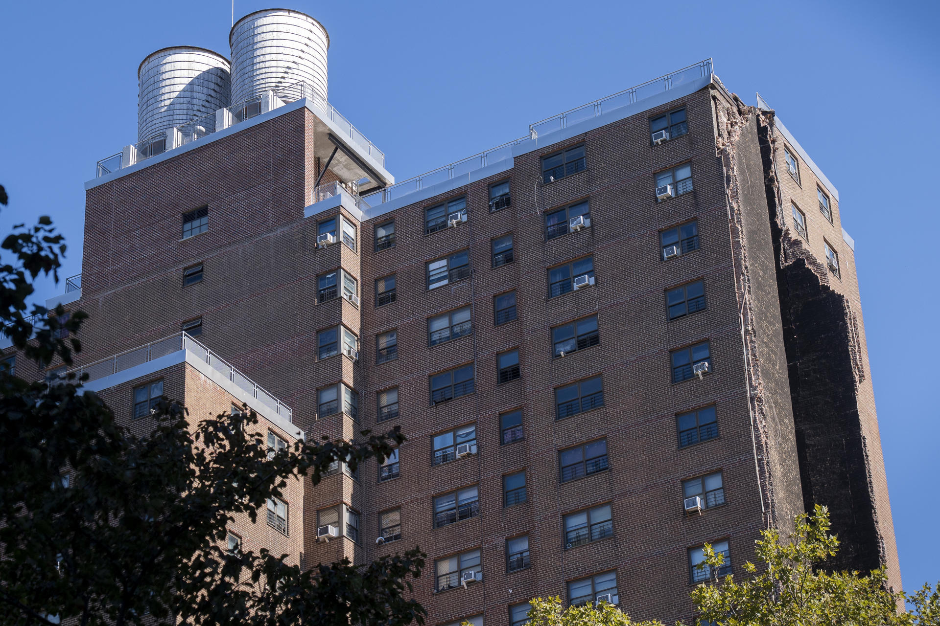 Fotografía que muestra el derrumbe parcial de un edificio este miércoles, en el distrito de El Bronx en Nueva York (Estados Unidos). EFE/ Ángel Colmenares