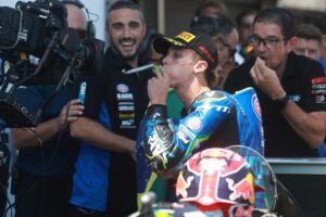 El piloto brasileño del equipo Italtrans Racing Team Diogo Moreira de Brasil, primer puesto en Moto2, celebra después de la carrera en el Gran Premio de Motociclismo de Indonesia en el Circuito de Mandalika, Indonesia. EFE/EPA/ADI WEDA