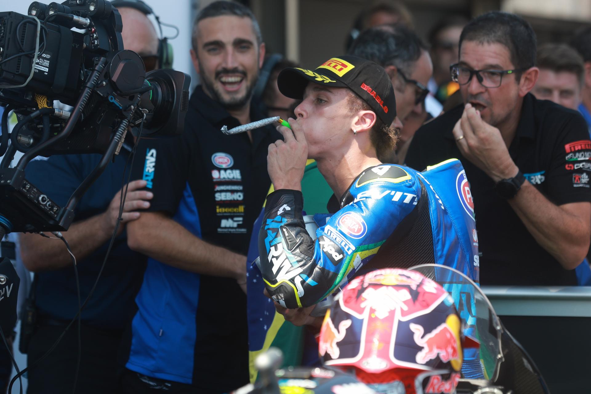 El piloto brasileño del equipo Italtrans Racing Team Diogo Moreira de Brasil, primer puesto en Moto2, celebra después de la carrera en el Gran Premio de Motociclismo de Indonesia en el Circuito de Mandalika, Indonesia. EFE/EPA/ADI WEDA