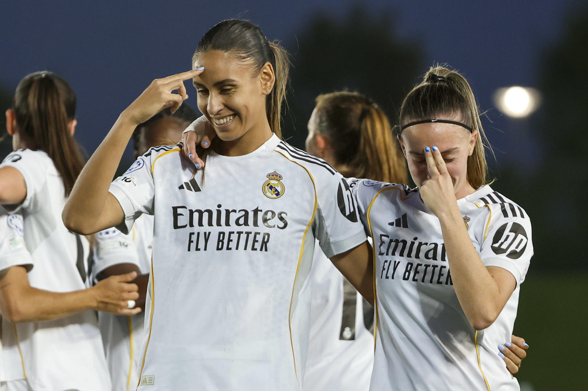 La defensa francesa del Real Madrid Maelle Lakrar (i), durante la celebración de un gol en el partido que su equipo disputó este miércoles contra el Roma en la Liga de  Campeones femenina. EFE/ Sergio Pérez
