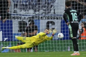 El portero del Betis Pau López para un penalti durante el partido de la jornada 8 de LaLiga EA Sports entre le Espanyol y el Betis, este domingo en el RCDE Stadium en Barcelona.-EFE/ Enric Fontcuberta