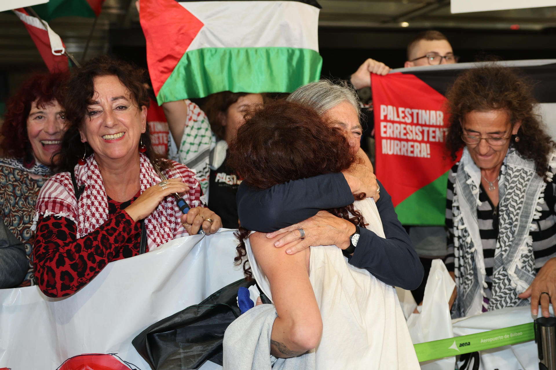 Llegada este lunes al aeropuerto de Bilbao de los cuatro activistas españoles que integraban la flotilla Global Sumud, en un vuelo procedente de Atenas. EFE/Luis Tejido