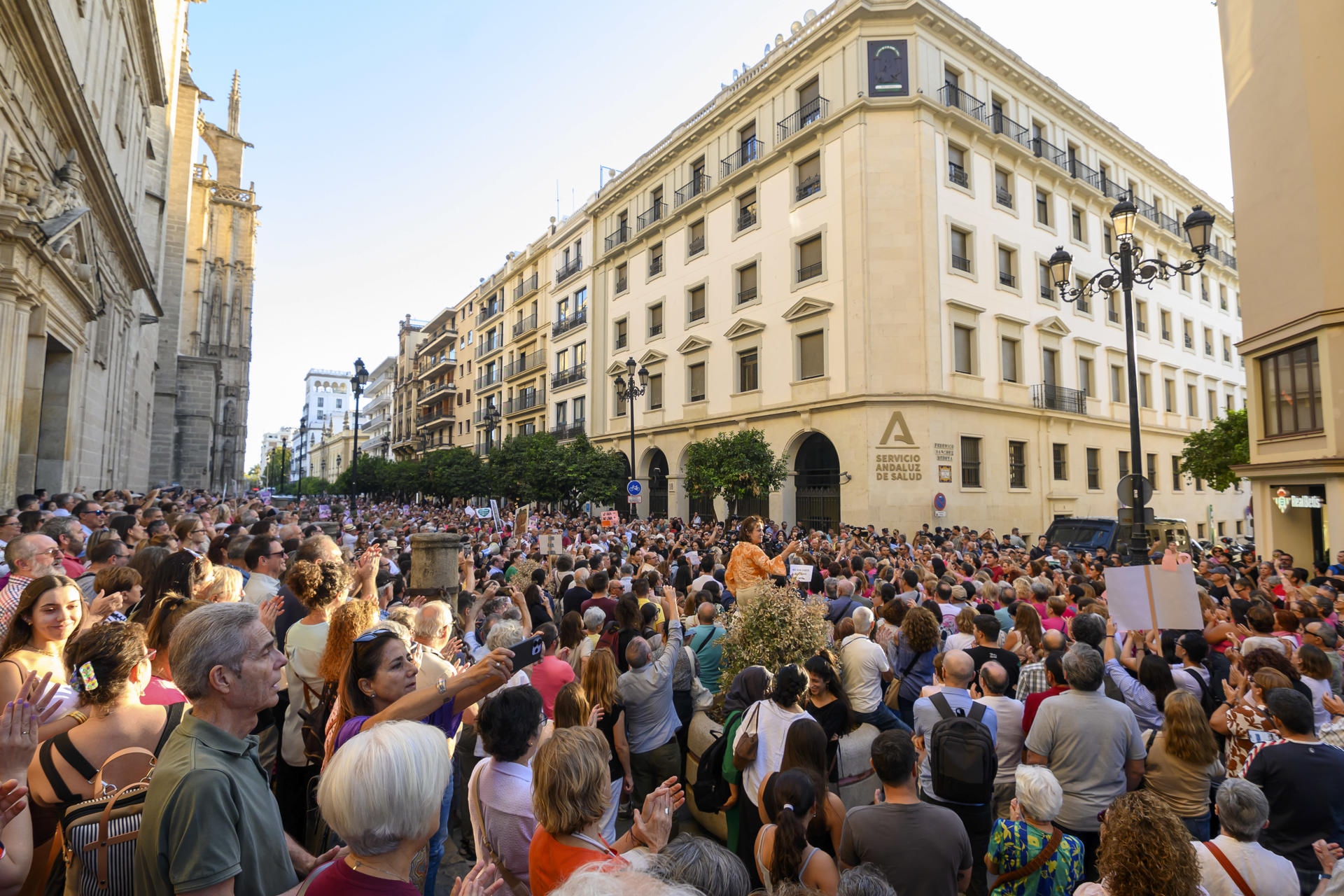 Manifestación este miércoles ante la sede principal del Servicio Andaluz de Salud (SAS). EFE/ Raúl Caro
