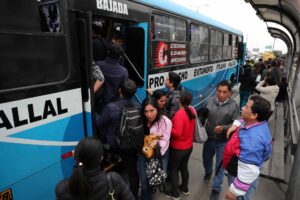 Personas intentan subir a un bus de servicio público este lunes, en Lima (Perú). EFE/ Paolo Aguilar