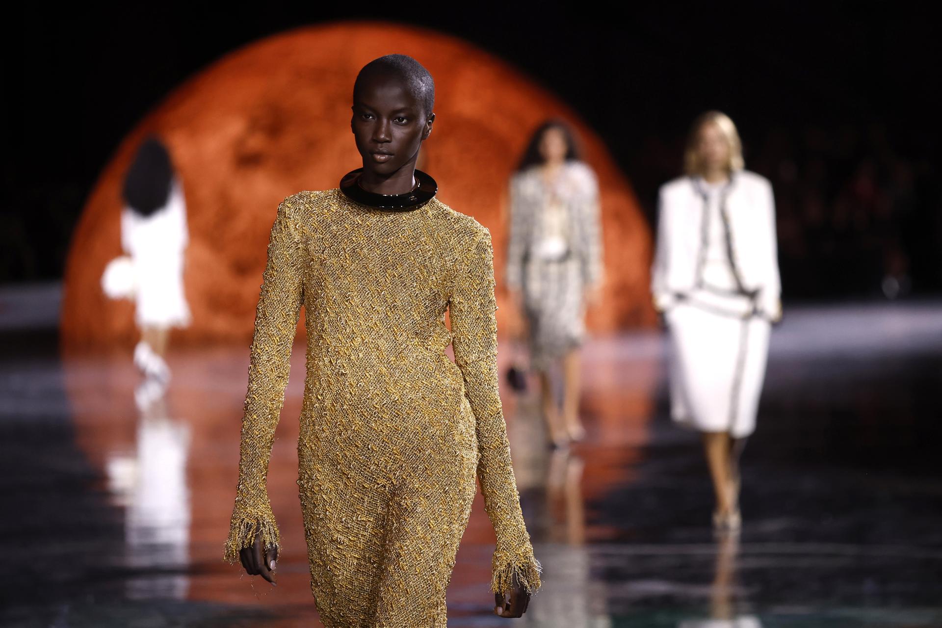 Modelos presentan creaciones de la colección Primavera/Verano 2026 del diseñador francés Matthieu Blazy para la casa de moda Chanel. en París, Francia, el 6 de octubre de 2025. EFE/YOAN VALAT
