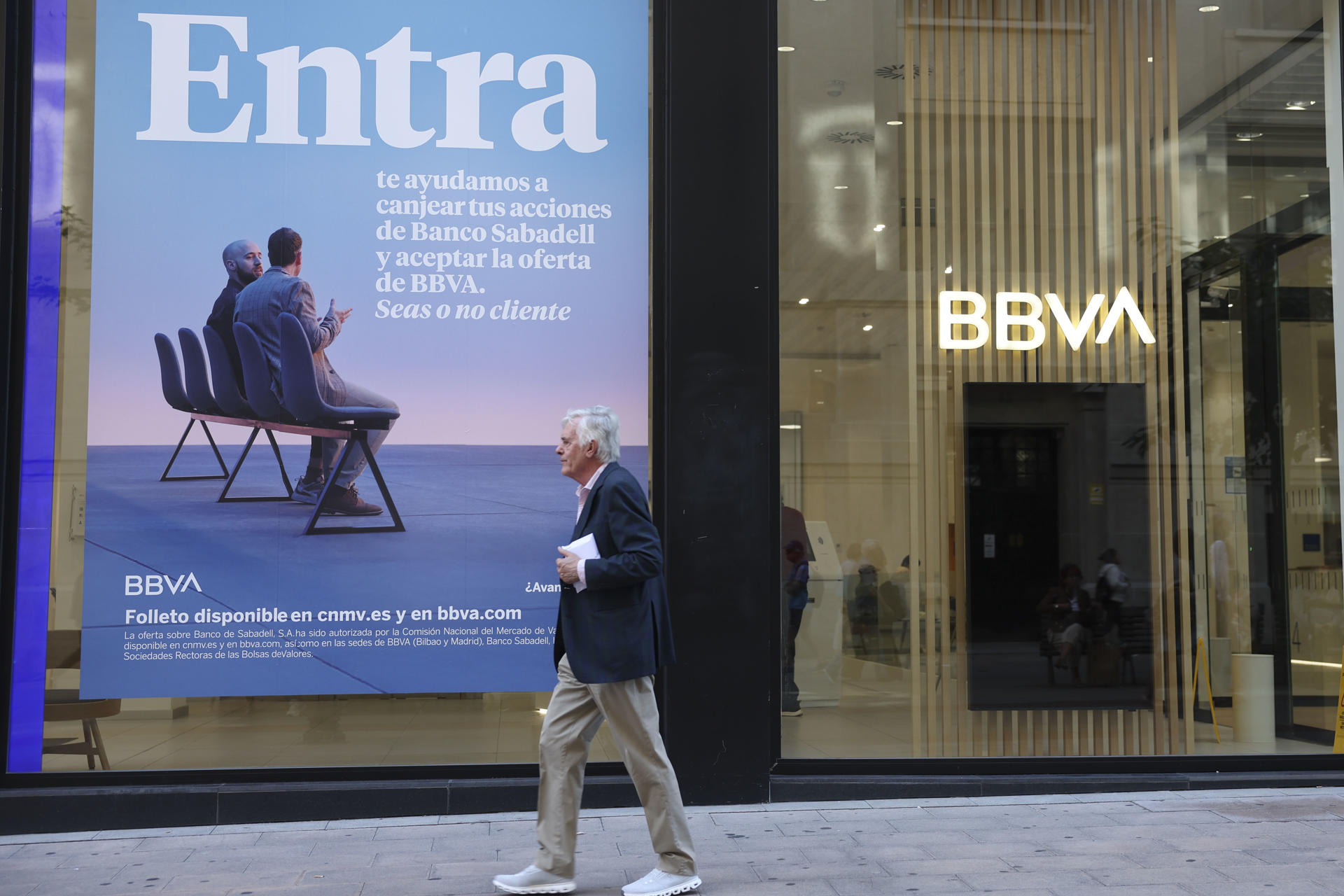 Un anuncio en una sucursal bancaria del BBVA en Bilbao, reclama canjear la acciones del banco Sabadell. La Asociación de Accionistas Minoritarios de Banco Sabadell alerta este jueves de "posibles acuerdos ocultos" entre el inversor mexicano David Martínez, que ha anunciado que acudirá a la opa lanzada por el BBVA, y este banco, y añade que su decisión de aceptar el canje "no debe interpretarse como un referente".EFE/Luis Tejido