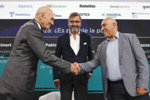 El ex Primer ministro Israel, Ehud Olmert (izq), y el político activista Palestino de Jerusalén, Samer Abdelrazzak Sinijlawi, (d) se saludan antes de su debate sobre la situación en Gaza en el Foro La Toja, en presencia del diplomático español, Pablo García-Berdoy, este viernes en O Grove (Pontevedra). EFE/Lavandeira Jr