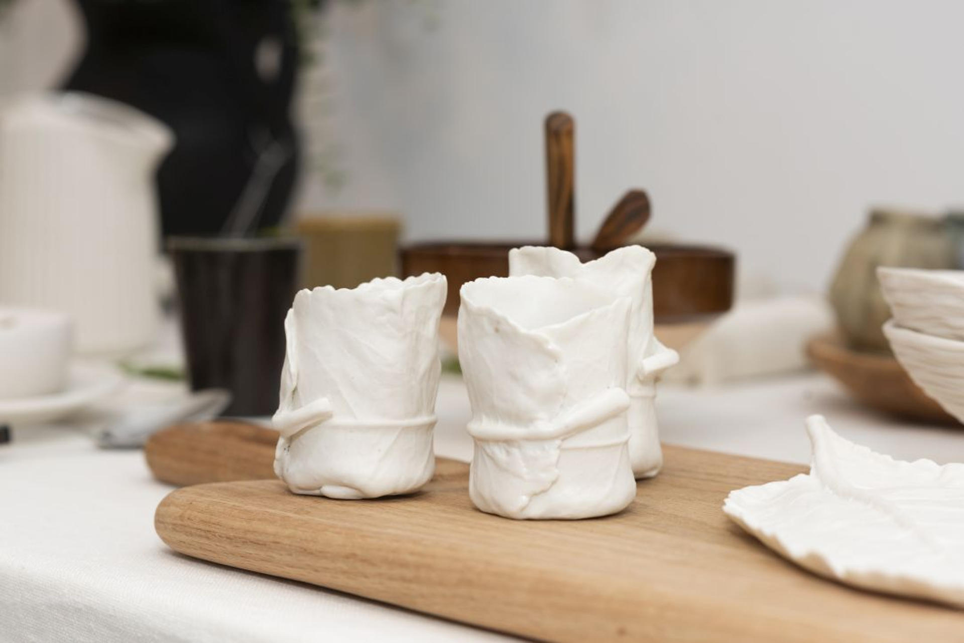 La Casa de Galicia en Madrid acoge desde este viernes una exposición de la iniciativa 'Artesanía no prato', que muestra muchas de las piezas de artesanos gallegos que sirven para emplatar las creaciones de algunos de los mejores cocineros de esa comunidad y de otros chefs españoles reconocidos internacionalmente. EFE/ Leandro Mercado / Fundación Pública Artesanía de Galicia / SOLO USO EDITORIAL/SOLO DISPONIBLE PARA ILUSTRAR LA NOTICIA QUE ACOMPAÑA (CRÉDITO OBLIGATORIO)
