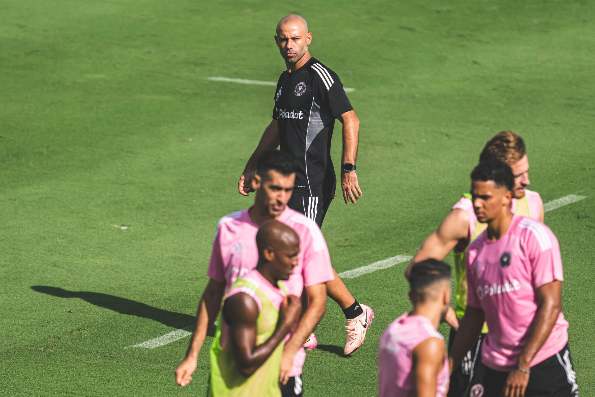 Fotografía cedida por el Inter Miami CF donde aparece su entrenador, Javier Mascherano (arriba), durante un entrenamiento este viernes en Fort Lauderdale (EE.UU.). EFE/ Inter Miami CF
