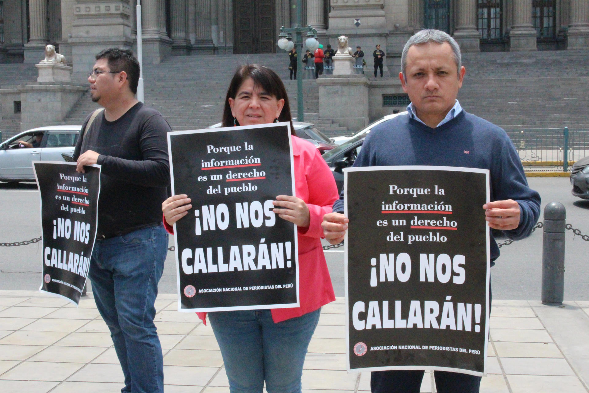 Los periodistas Paola Ugaz (c) y Daniel Yovera (d) posan durante una protesta convocada por la Asociación Nacional de Prensa de Perú este miércoles, a las afueras del Palacio de Justicia en Lima (Perú). EFE/ Paula Bayarte
