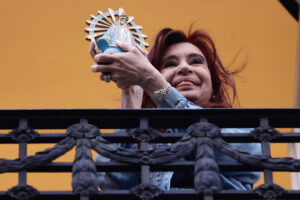 La expresidenta de Argentina entre 2007-2015, Cristina Fernández, con una imagen de la virgen de Luján en sus manos, al saludar -desde el balcón de su casa- a un grupo de simpatizante, este miércoles, 8 de octubre, en Buenos Aires (Argentina). EFE/Juan Ignacio Roncoroni
