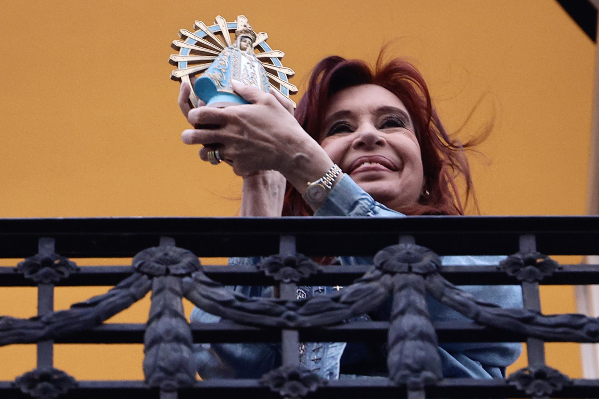 La expresidenta de Argentina entre 2007-2015, Cristina Fernández, con una imagen de la virgen de Luján en sus manos, al saludar -desde el balcón de su casa- a un grupo de simpatizante, este miércoles, 8 de octubre, en Buenos Aires (Argentina). EFE/Juan Ignacio Roncoroni