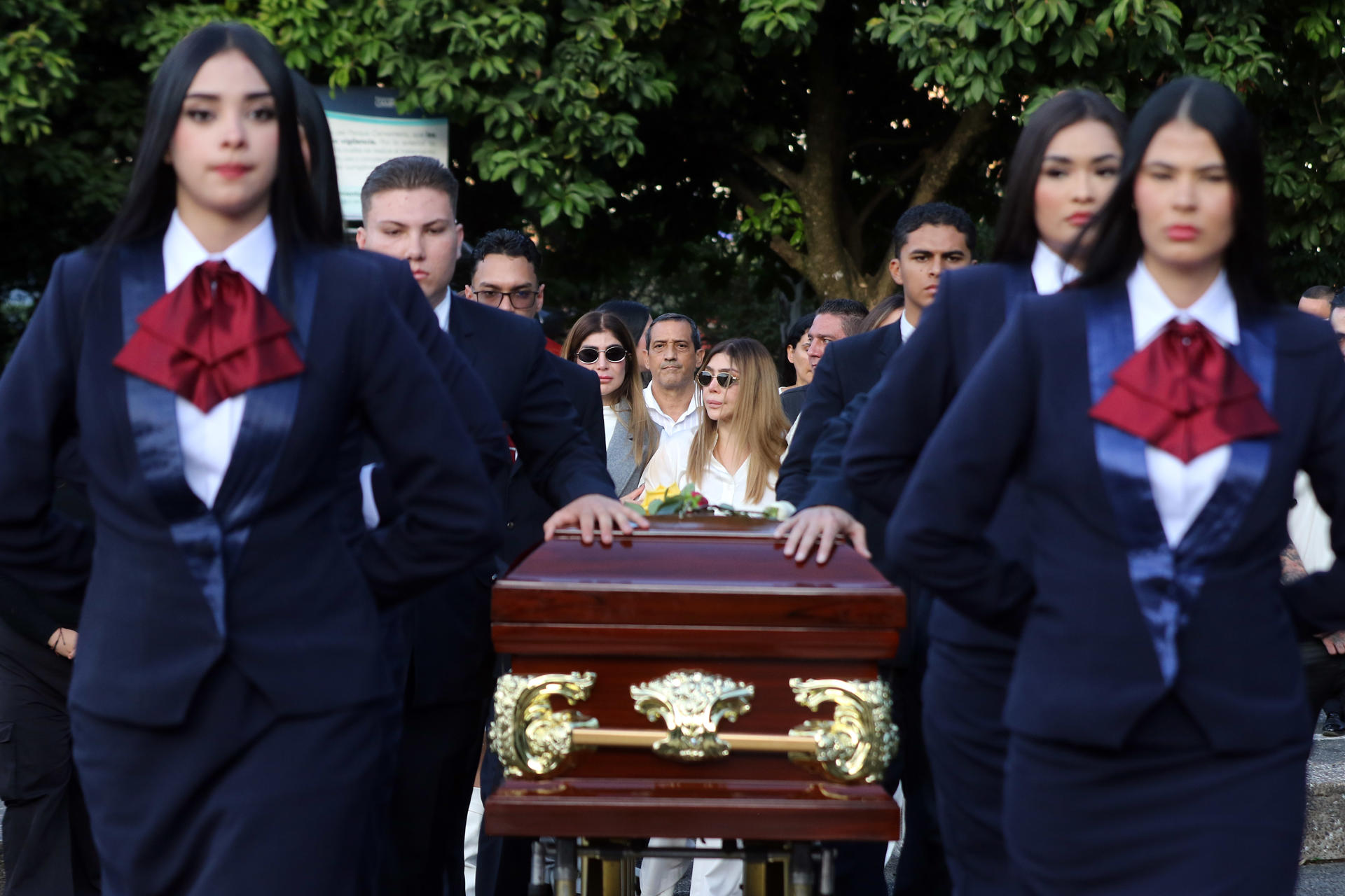 Familiares y amigos del cantante colombiano B-King, asesinado en México, asisten a su funeral, este jueves, 2 de octubre, en Medellín (Colombia). EFE/STR
