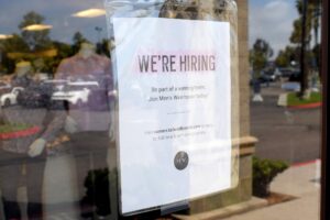 Fotografía de archivo en donde se muestra un cartel de 'Se busca personal', colgado en la fachada de una tienda en Los Ángeles, California (EE.UU.). EFE/Alex Segura