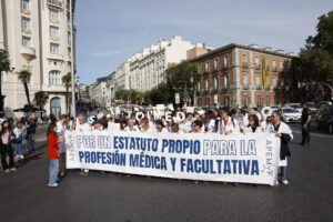 Manifestación de los médicos del Sistema Nacional de Salud durante la segunda huelga este viernes en Madrid para protestar por la propuesta del Ministerio de Sanidad para reformar el Estatuto Marco que regula las condiciones laborales de los profesionales sanitarios. EFE/ Javier Lizón
