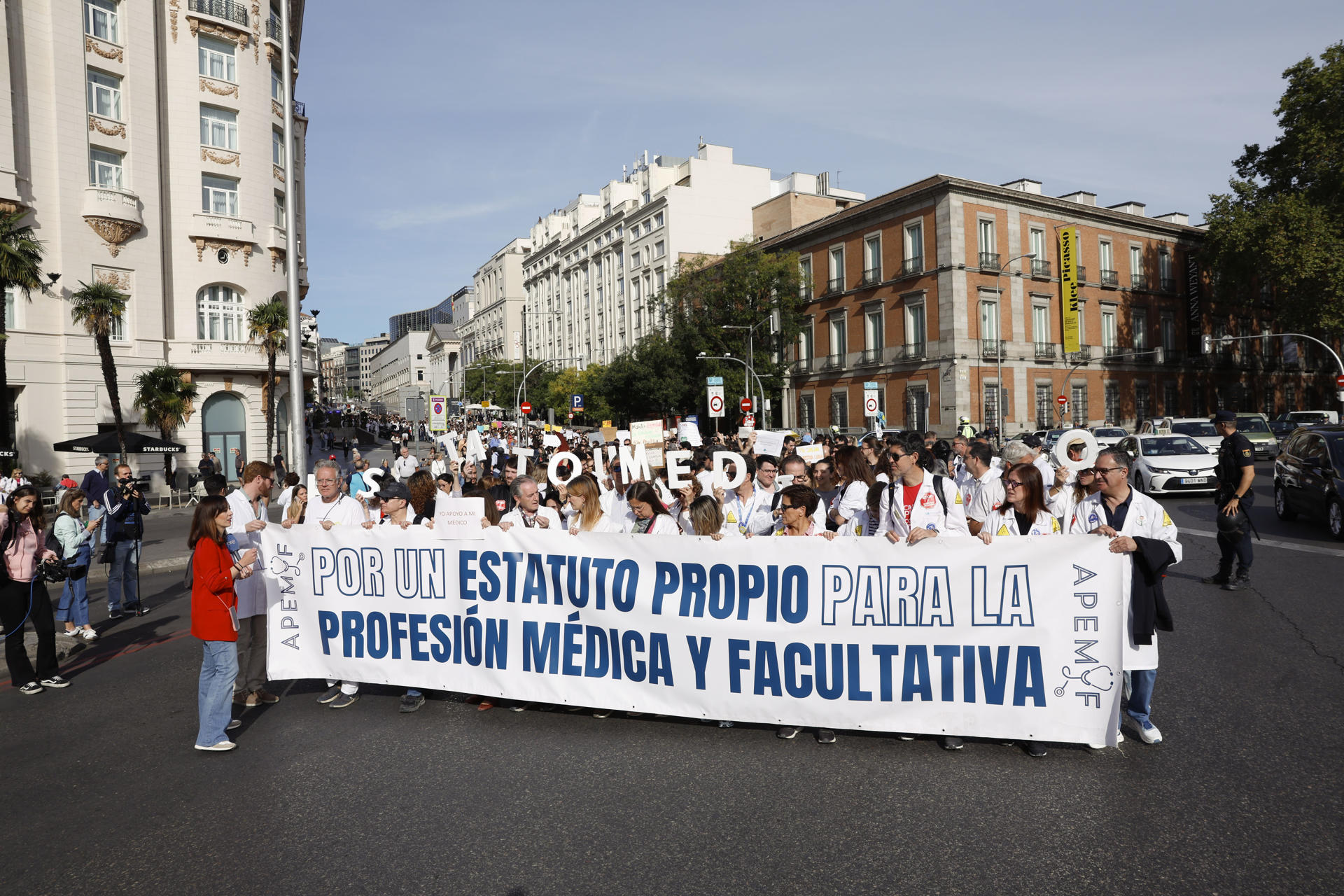 Manifestación de los médicos del Sistema Nacional de Salud durante la segunda huelga este viernes en Madrid para protestar por la propuesta del Ministerio de Sanidad para reformar el Estatuto Marco que regula las condiciones laborales de los profesionales sanitarios. EFE/ Javier Lizón