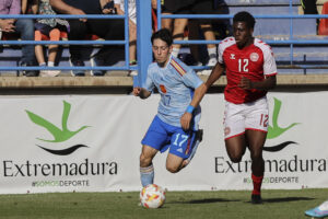 El centrocampista de la selección española Dani Rodríguez (i) disputa el balón ante Patrick Doguen foto de archivo de Jero Morales