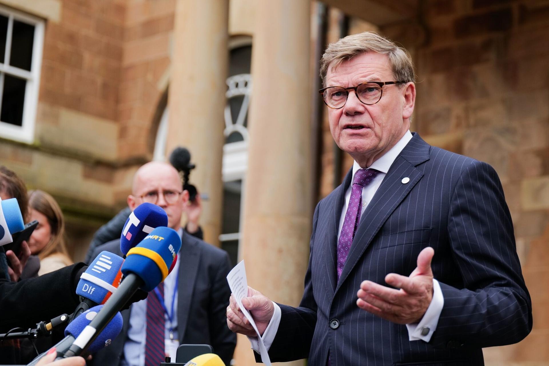 El ministro de Asuntos Exteriores alemán, Johann Wadephul, habla con los medios durante la Reunión de Ministros de Asuntos Exteriores de la Cumbre de los Balcanes Occidentales, parte de la Cumbre Anual del Proceso de Berlín, en el Castillo de Hillsborough cerca de Belfast, Irlanda del Norte, 09 de octubre de 2025. La reunión tiene como objetivo fomentar la cooperación entre el Reino Unido y los países de los Balcanes, conocidos por ser utilizados como ruta de tránsito para los traficantes de personas. (Irlanda) EFE/EPA/Paulo Nunes dos Santos / POOL