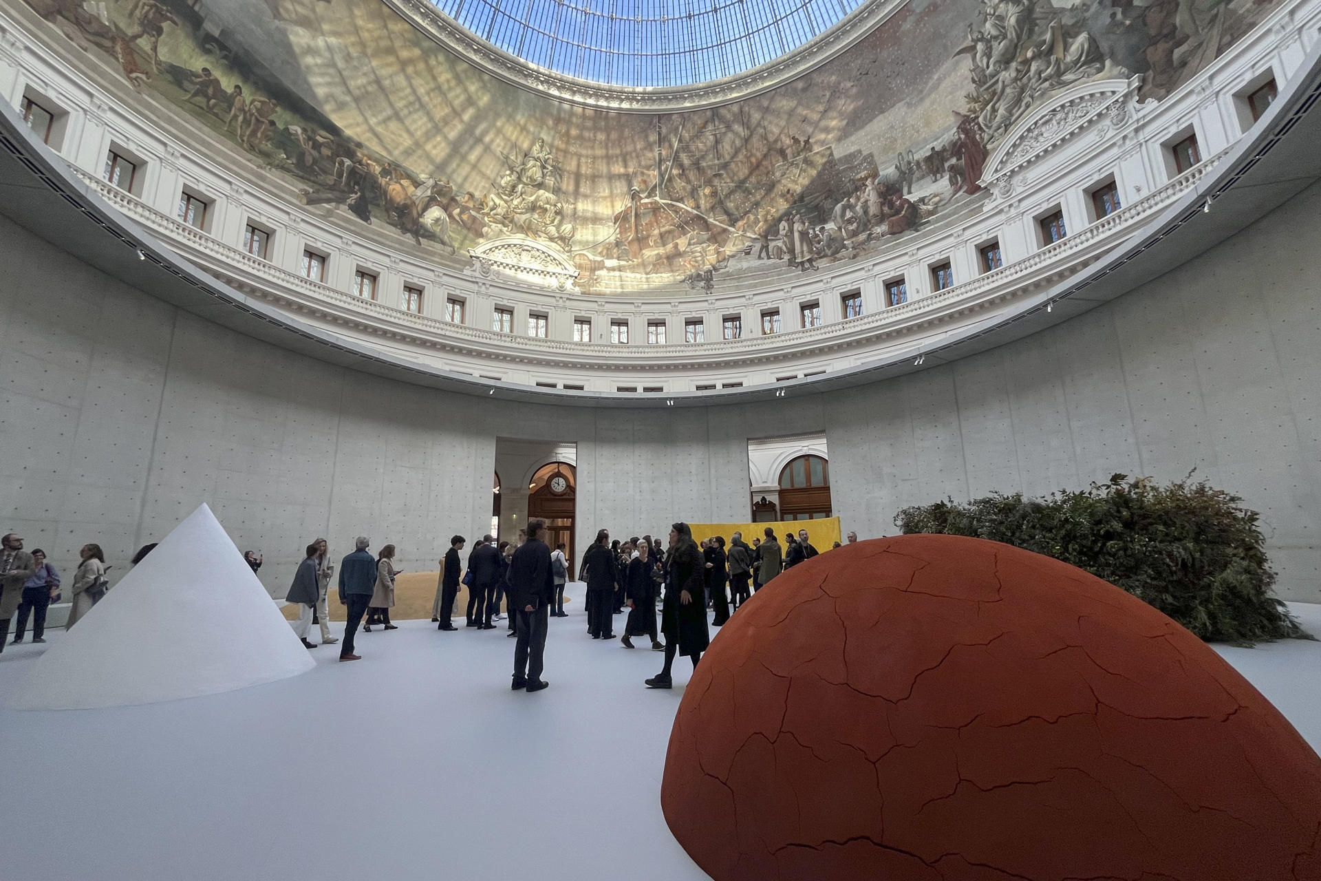 Pensada casi como un oasis para bajar de revoluciones en pleno corazón de París, la exposición 'Minimal' recorre este otoño la evolución del arte minimalista en la antigua Bolsa de Comercio, museo de las iniciativas de la Colección Pinault en la capital francesa. A través de un centenar de obras desplegadas en las diáfanas instalaciones de este edificio circular, ubicado a pocos minutos del Louvre, la visión de artistas como Dan Flavin, Robert Ryman, On Kawara o François Mollet repasan este movimiento que, desde los años 60, repensó el estatuto de la obra de arte y su relación con el espectador, depurando la estética al máximo. EFE/ Nerea González
