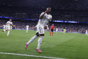 El delantero del Real Madrid Kylian Mbappé (d) juega un balón ante Rafa Marín, del Villarreal, durante el partido de LaLiga de fútbol que Real Madrid y Villarreal disputan en el estadio Santiago Bernabéu. EFE/Guillén