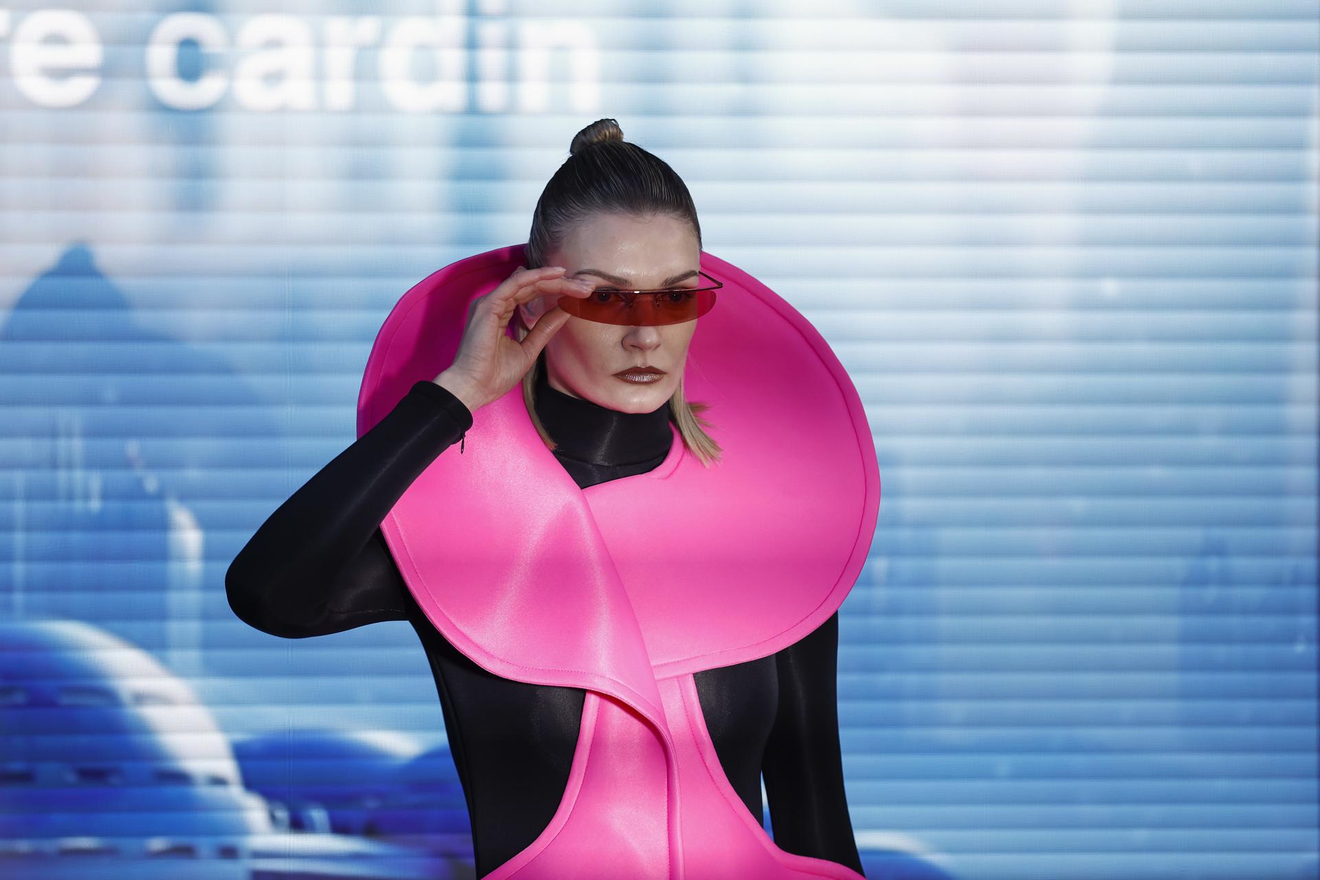 París (Francia), 07/10/2025.- de la colección Otoño/Invierno 2026 del diseñador italiano Rodrigo Basilicati para la casa de moda Pierre Cardin durante la Semana de la Moda de París, en París, Francia, 07 de octubre de 2025. La presentación de las colecciones de prêt-à-porter femenino se lleva a cabo del 29 de septiembre al 07 de octubre de 2025. (Moda, Francia) EFE/EPA/YOAN VALAT