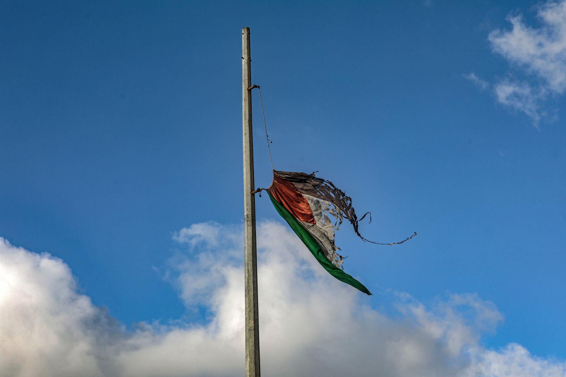 Restos de una bandera palestina en las calles de Gaza. EFE/EPA/MOHAMMED SABER