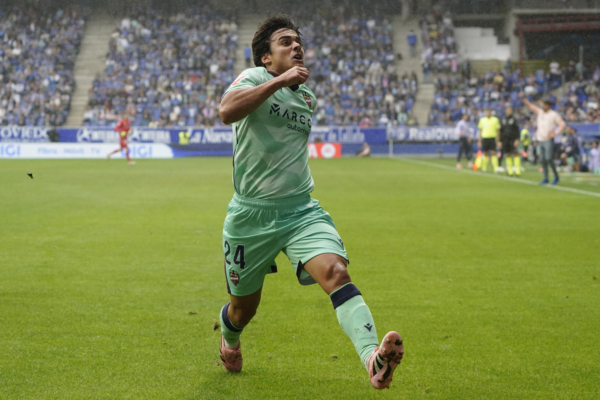 El centrocampista del Levante Carlos Alvarez celebra el gol marcado ante el Real Oviedo durante el partido de LaLiga EA Sports disputado por ambos equipos este sábado en el Estadio Carlos Tartiere de Oviedo. EFE/ Paco Paredes
