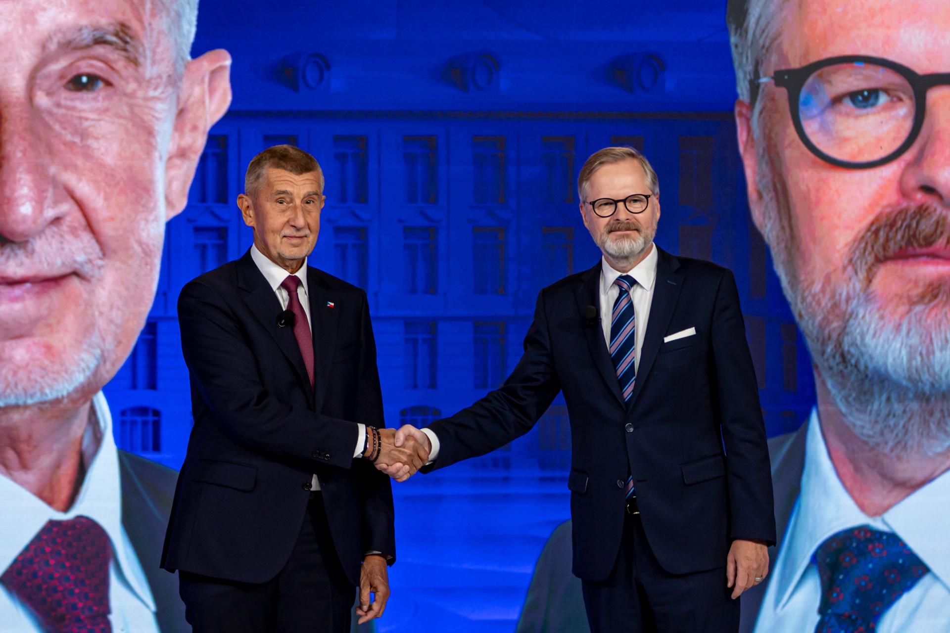 Los candidatos checos Andrej Babis (izquierda) y Petr Fiala (derecha), antes de un debate electoral. EFE/EPA/MARTIN DIVISEK