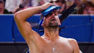 El tenista serbio Novak Djokovic durnte su partido de octavos de final del Master 1.000 de Shanghái, ante el español Jaume Muna (fuera de iamgen). EFE/EPA/ALEX PLAVEVSKI