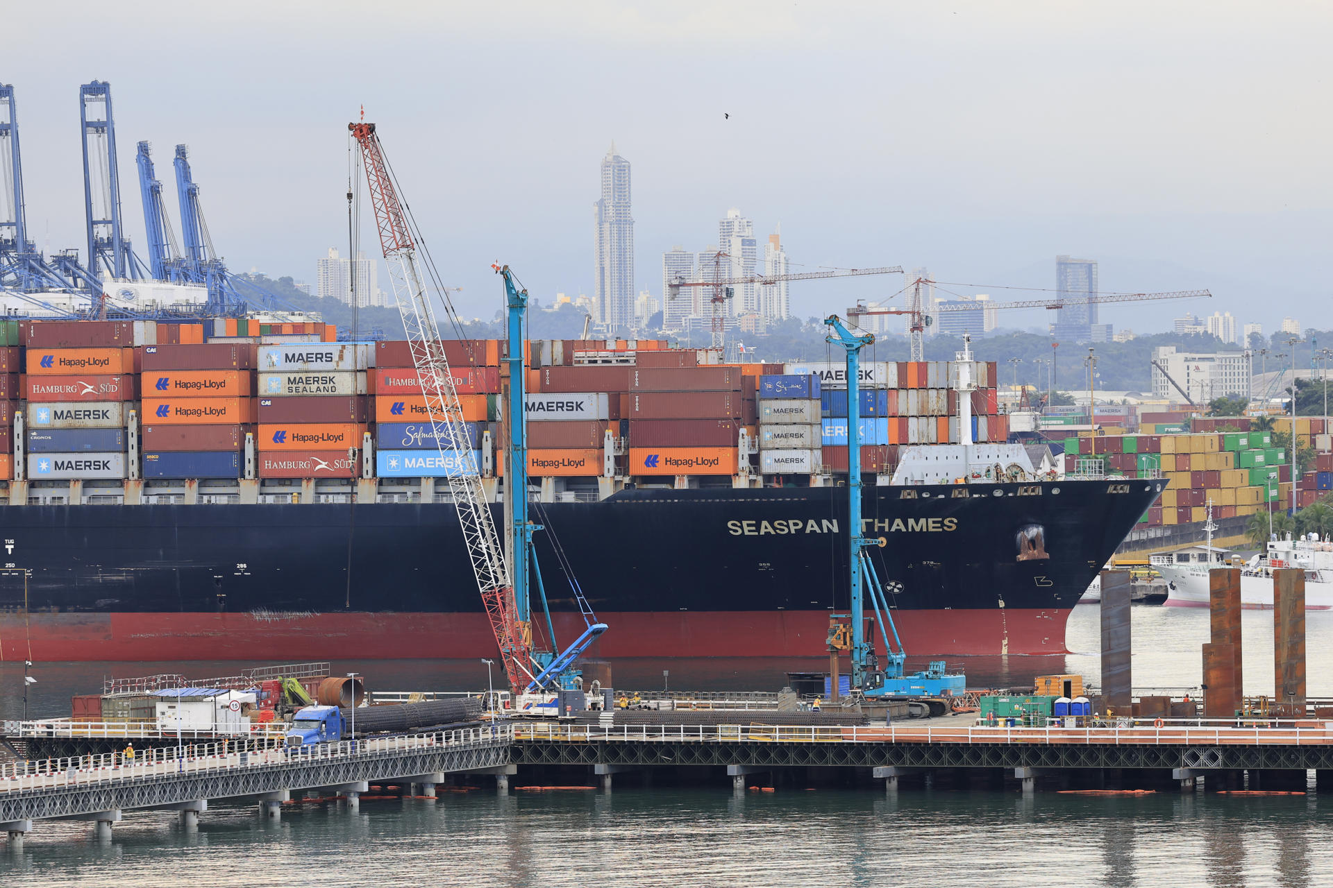 Un buque portacontenedores cruza el Canal de Panamá hacia el océano pacífico este martes, en ciudad de Panamá (Panamá). EFE/ Bienvenido Velasco
