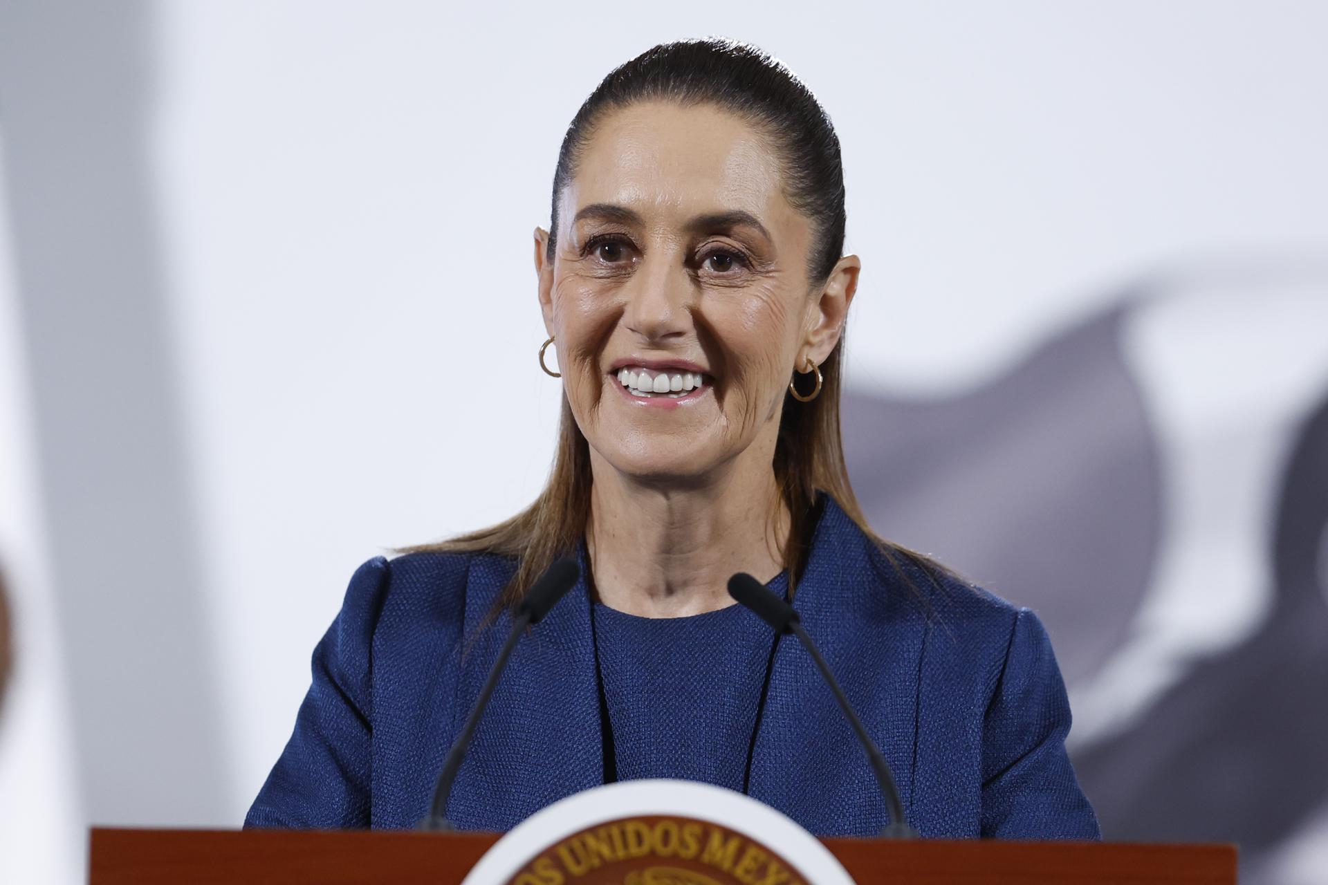 La presidenta de México, Claudia Sheinbaum, habla durante una rueda de prensa este miércoles en Palacio Nacional de la Ciudad de México (México). EFE/Sáshenka Gutiérrez