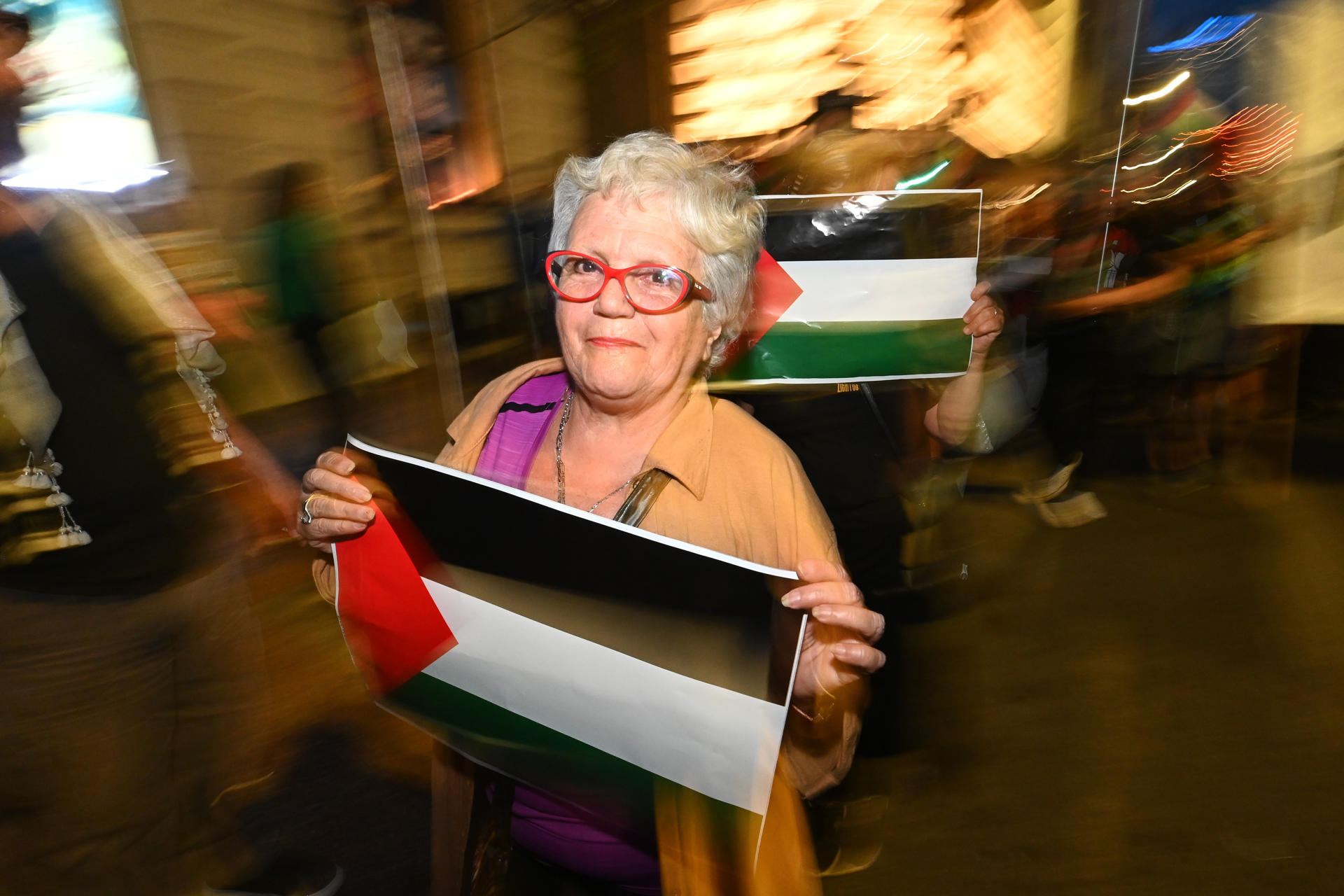 Una mujer fue captada este jueves, 9 de octubre, durante una marcha a favor de Palestina, en Montevideo (Uruguay). EFE/Federico Gutiérrez