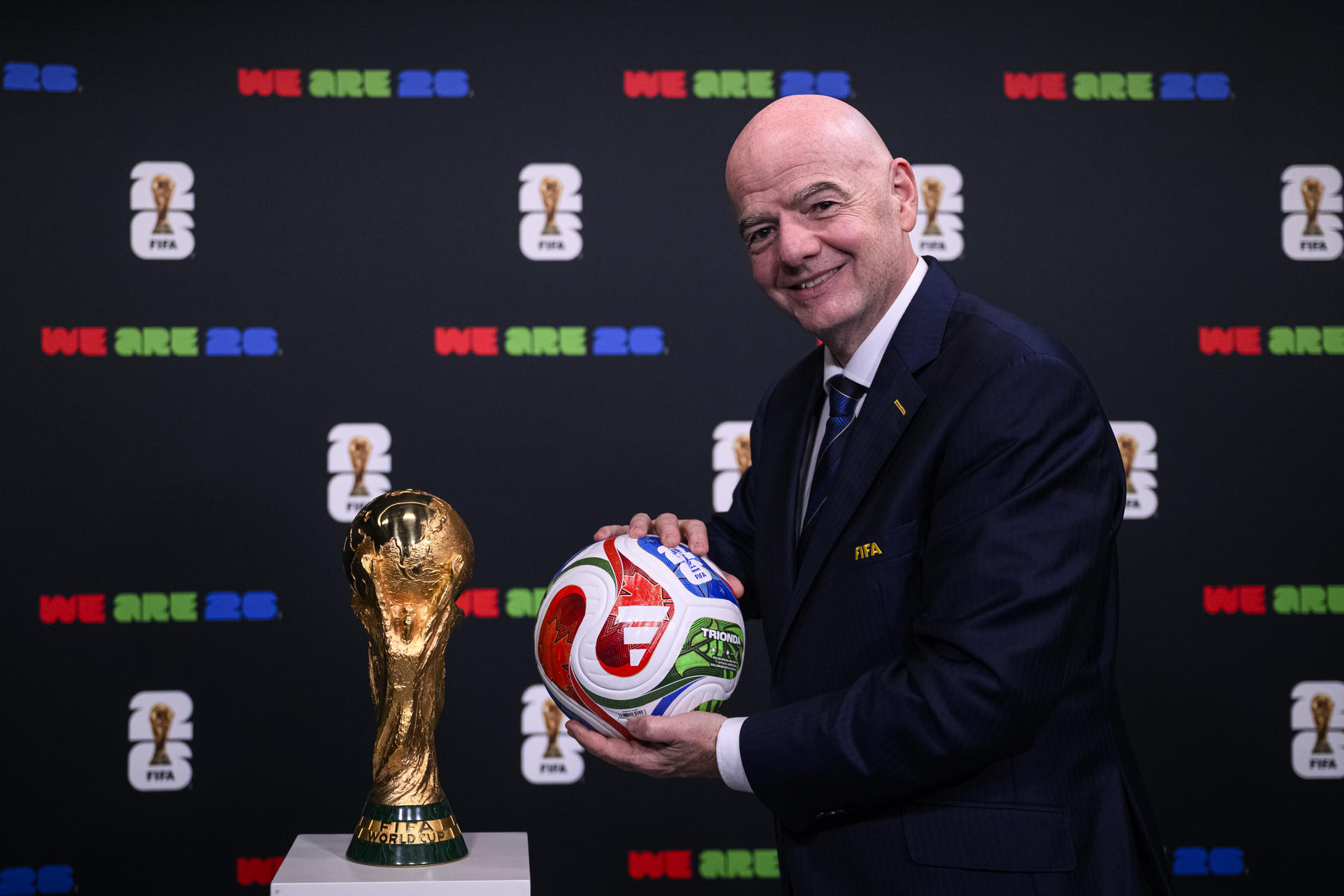 El presidente de la FIFA, Gianni Infantino, presenta el balón oficial de la Copa Mundial de 2026 en la sede del organismo. EFE/FIFA/ SOLO USO EDITORIAL
