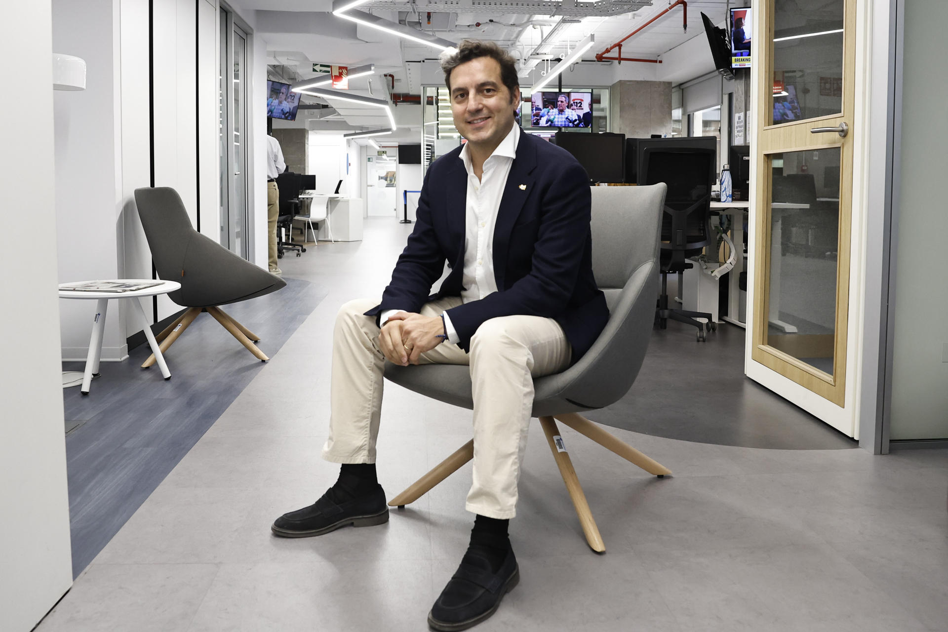 El presidente de la Real Federación Española de Voleibol, Felipe Pascual, es optimista acerca de que España pueda organizar el Europeo femenino de este deporte en 2028, para lo que ha ofrecido a Francia y Portugal compartir candidatura para fortalecer el proyecto, aunque el objetivo es que la final sea en sede española. En una entrevista con EFE al cumplirse casi un año de su llegada al cargo, Pascual (Madrid, 1977) revela que hay varias ciudades interesadas en albergar la Ciudad del Vóley, la futura base de concentración de las distintas selecciones, y que la meta es tenerla lista antes de finalizar 2027, con el fin de que eleve el nivel de España en los campeonatos internacionales. -EFE/ Ballesteros