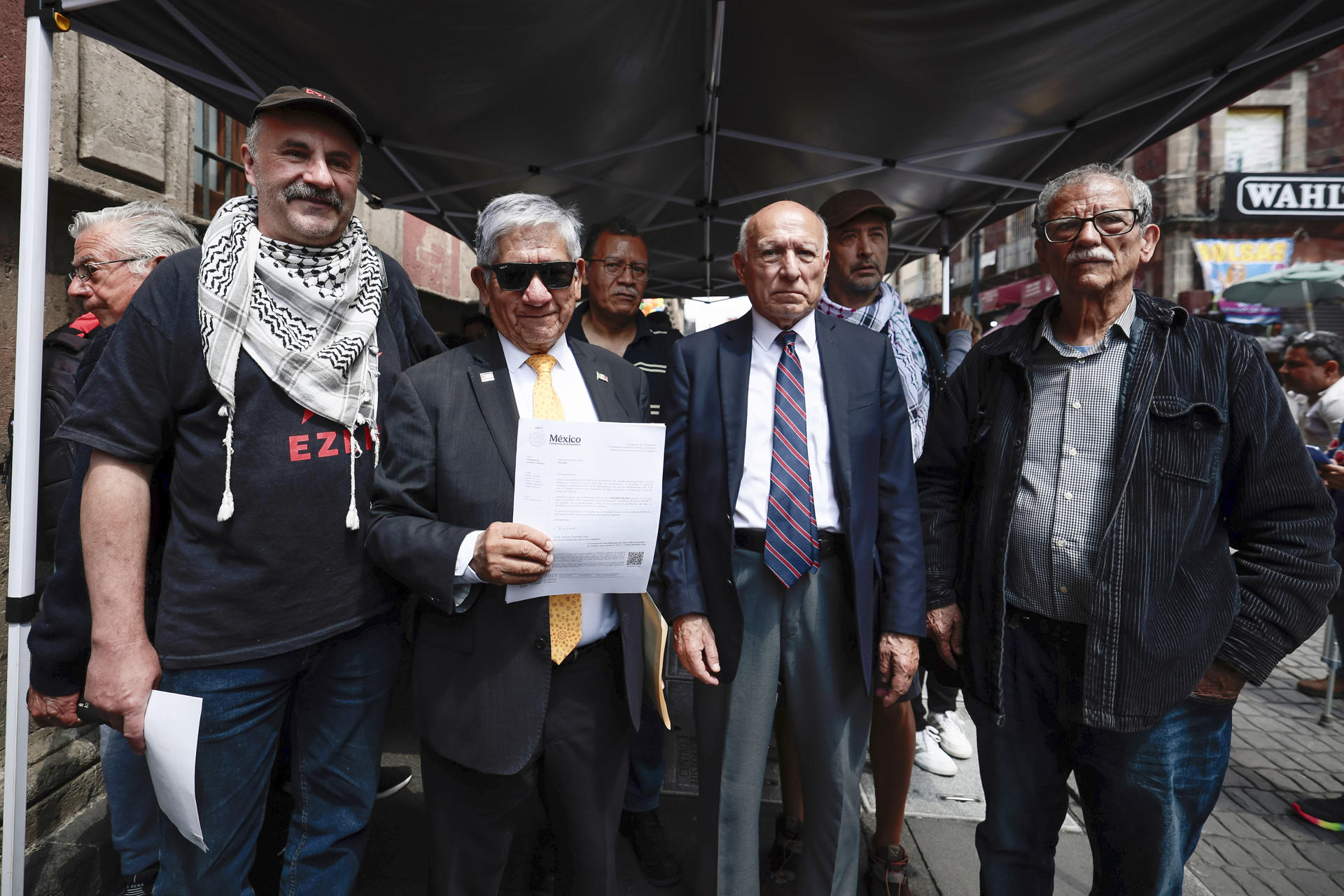 El representante de Mexicanos Unidos, Armando Soto (i), Porfirio Martínez (2-i) y Lauro Sol (d) de la Asociación Nacional de Abogados Democráticos posan este martes, en Ciudad de México (México). EFE/José Méndez
