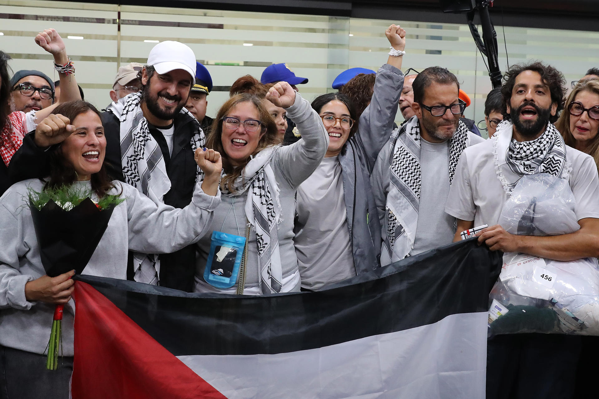 De izquierda a derecha, los activistas mexicanos Laura Alejandra Vélez, Carlos Pérez, Sol González, Arlín Medrano, Ernesto Ledesma y Diego Vázquez reaccionan este miércoles, a su llegada al Aeropuerto Internacional de la Ciudad de México (México). EFE/Mario Guzmán
