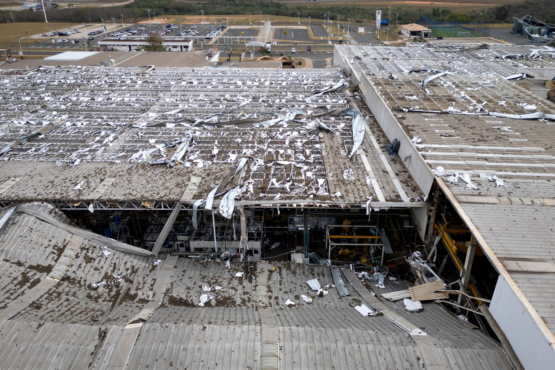 Fotografía aérea fechada el 24 de septiembre de 2025 que muestra los daños causados por una fuerte lluvia en la fábrica de motores de Toyota en Porto Feliz (Brasil). EFE/ Isaac Fontana