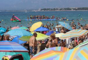 Imagen de archivo de turistas en la playa. EFE/Jaume Sellart.